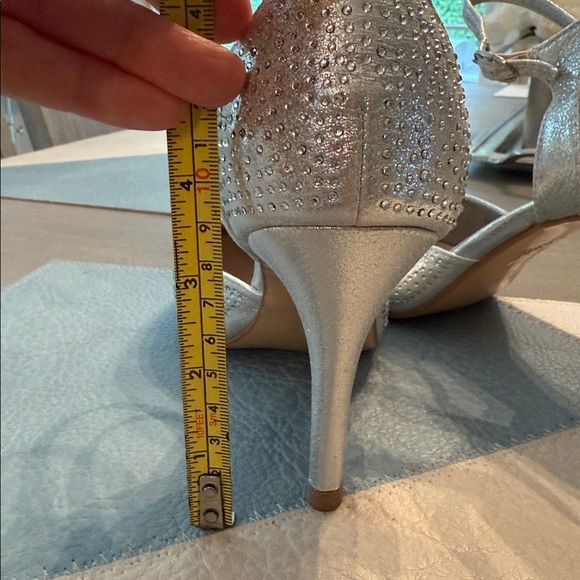 Clarks Silver Rhinestone KARMA pump
Pump size 11 (41) - Picture 4 of 5
